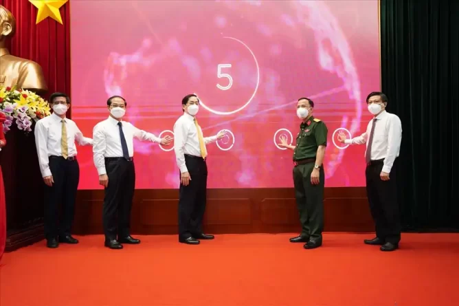 Bấm nút khai trương mạng 5G Viettel tại Bà Rịa- Vũng Tàu